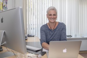 HelenHelpt achter bureau voor hulp bij het maken van een website Eindhoven
