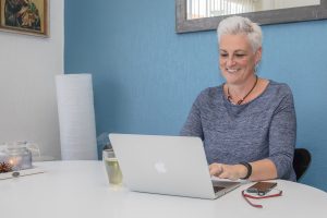 HelenHelpt aan het werk aan de keukentafel