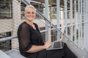 Helen van Rijn met laptop website bouwen op trap Strijp-S HelenHelpt
