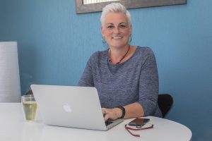 Helen aan het werk achter macbook HelenHelpt Eindhoven