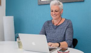 Helen van Rijn aan het werk op macbook aan keukentafel | HelenHelpt Eindhoven