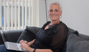 Helen van Rijn op de bank HelenHelpt Eindhoven