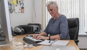 Helen van Rijn typen op computer computerhulp Effe Helen Bellen | HelenHelpt Eindhoven