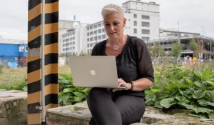 Helen typen op laptop Strijp-S - HelenHelpt