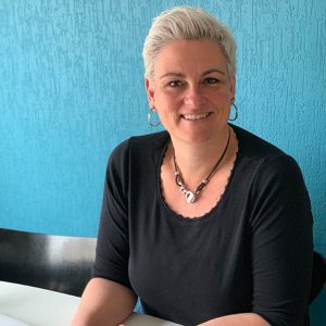 Helen achter computer aan Online zichtbaar zijn - Met de billen bloot tafel