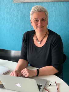 Helen achter computer aan Online zichtbaar zijn - Met de billen bloot tafel