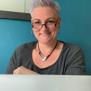 Helen van Rijn achter Macbook - In twee dagen een professionele website zelf bouwen