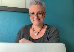 Helen van Rijn achter Macbook - In twee dagen een professionele website zelf bouwen