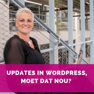 Helen van Rijn met macbook op trap op Strijp-S - Updates in WordPress moet dan nou - Blog HelenHelpt
