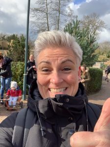 Helen na een ritje in de Baron in de Efteling