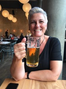 Helen met biertje in Denemarken