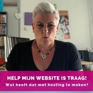 Helen van Rijn achter computer - Help mijn website is traag - Blog HelenHelpt