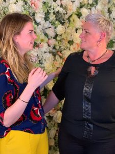 Charlotte van 't Wout en Helen van Rijn staan te praten