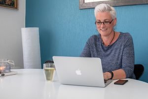 Helen achter Macbook
