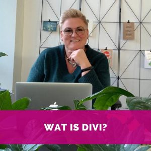 Wat is Divi? Helen van Rijn aan bureau in kantoor HelenHelpt