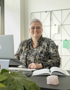 Helen achter laptop kantoor