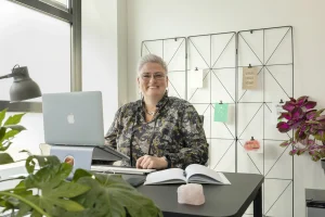 Helen van Rijn achter laptop kantoor
