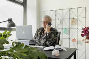 Helen van Rijn aan het bellen