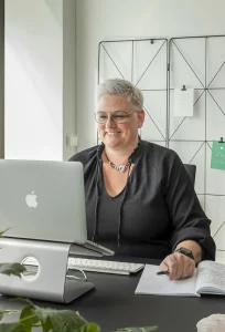 Helen achter laptop bureau